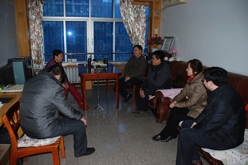 公司领导春节前夕看望慰问离退休老同志和病困员工 公司领导春节前夕看望慰问离退休老同志和病困员工