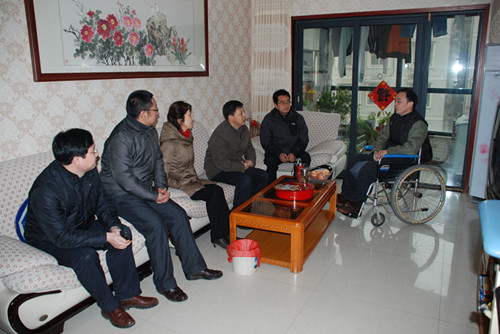 公司领导春节前夕看望慰问离退休老同志和病困员工 公司领导春节前夕看望慰问离退休老同志和病困员工