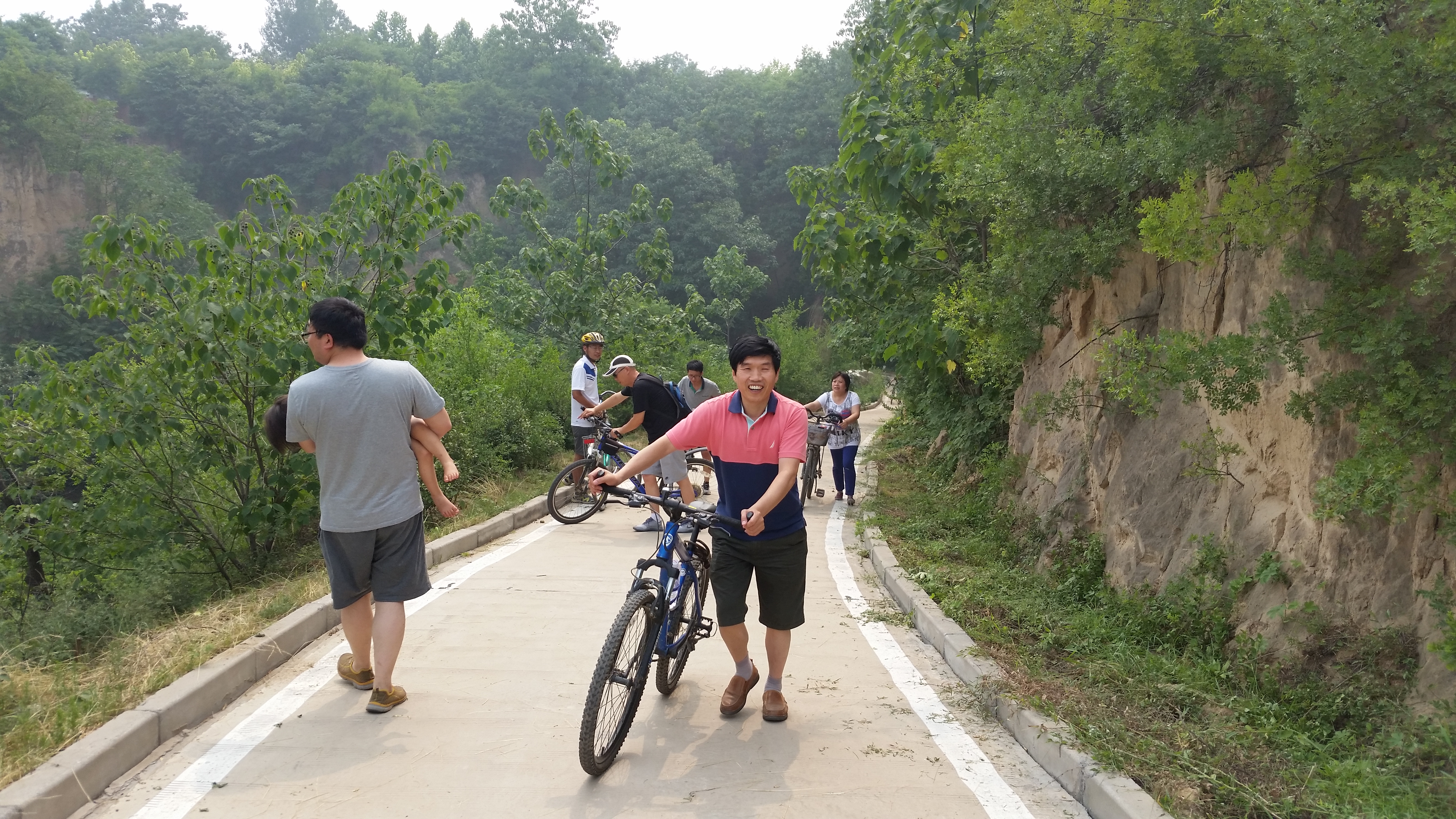 设计四院党支部组织员工开展野外骑行活动  
