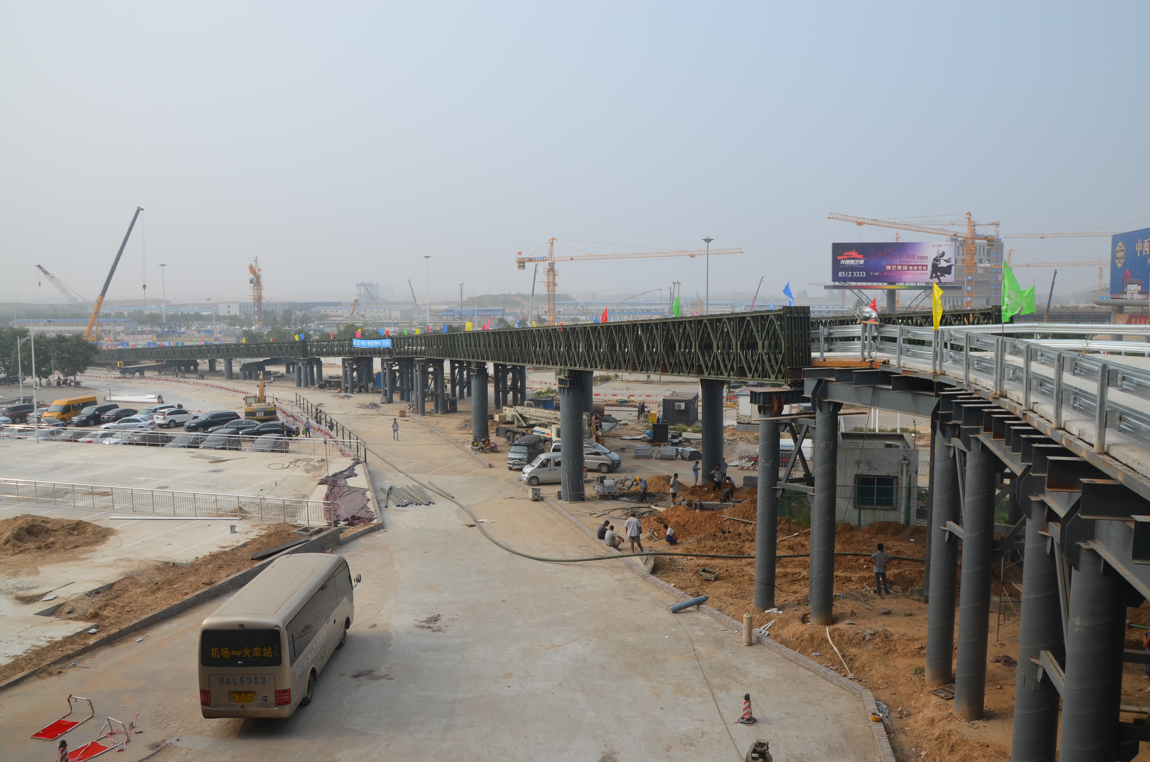 新郑国际机场t1航站楼下行匝道保通桥建成通车 