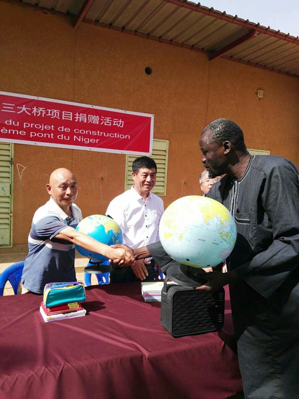 高建公司援尼日尔第三大桥项目管理组开展捐赠活动/ 高建公司援尼日尔第三大桥项目管理组开展捐赠活动