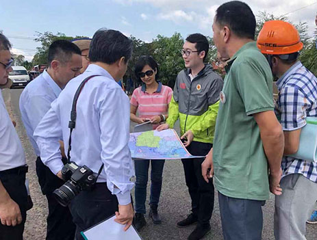 中国外交部及驻柬埔寨经商处领导视察援柬埔寨乡村道路项目
