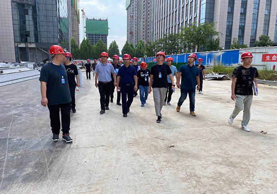 常兴文董事长一行现场检查公司总部三期项目建设情况/ 常兴文董事长一行现场检查公司总部三期项目建设情况