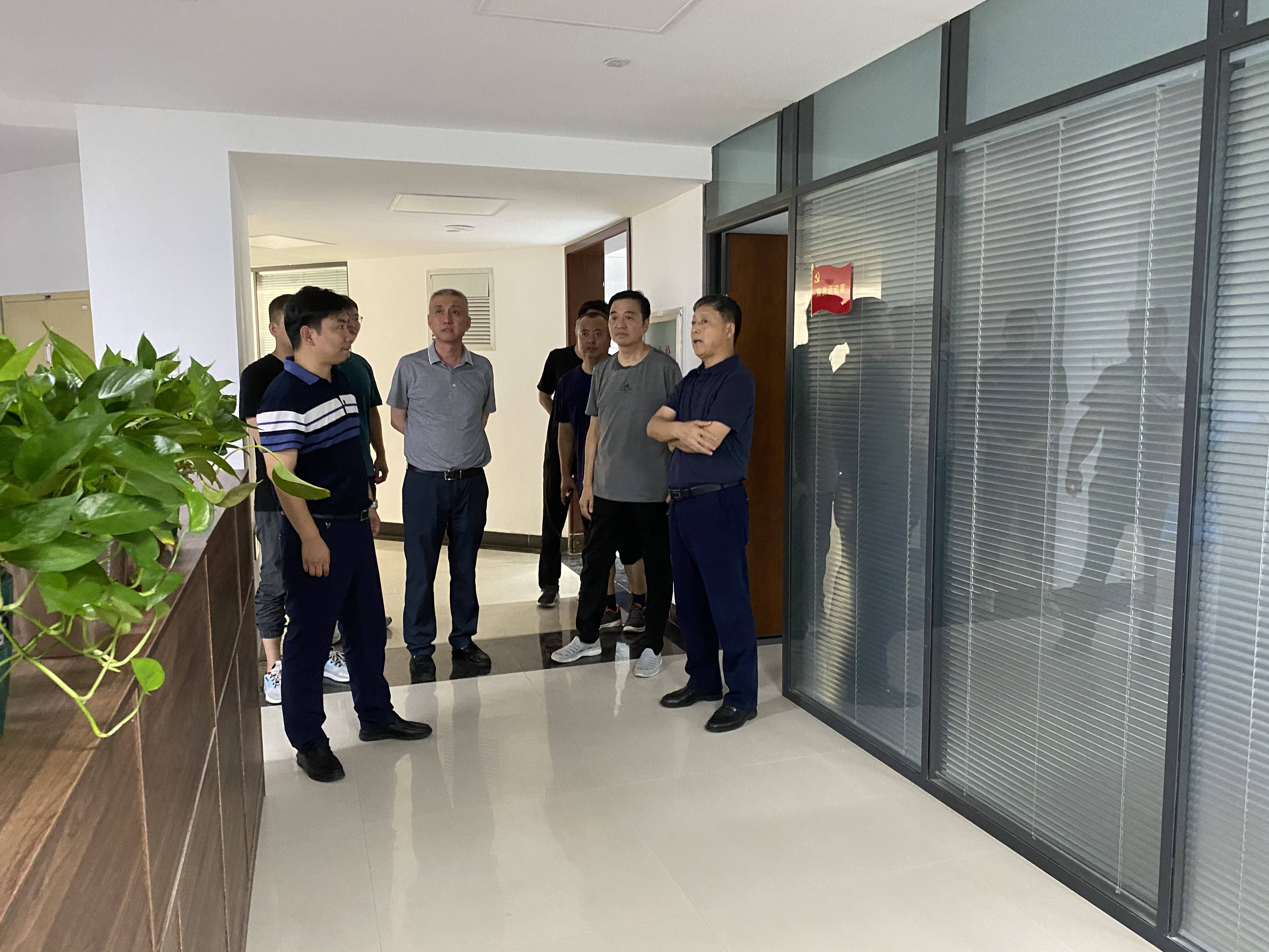 常兴文董事长一行现场检查公司中赟国际正光北街办公楼改造项目建设情况
