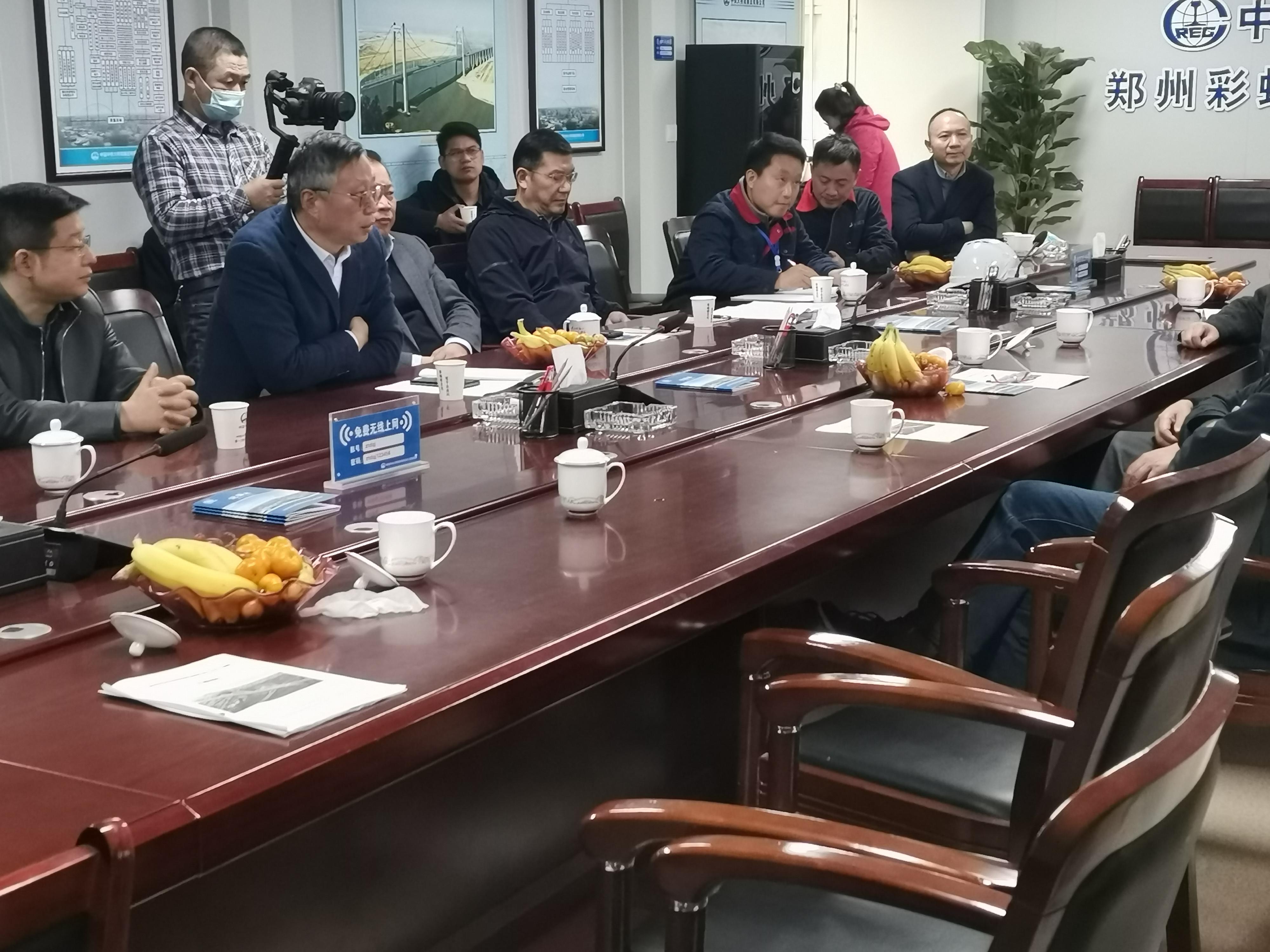 郑州市彩虹桥拆除工作首孔钢桁拱横移顶推施工顺利实施