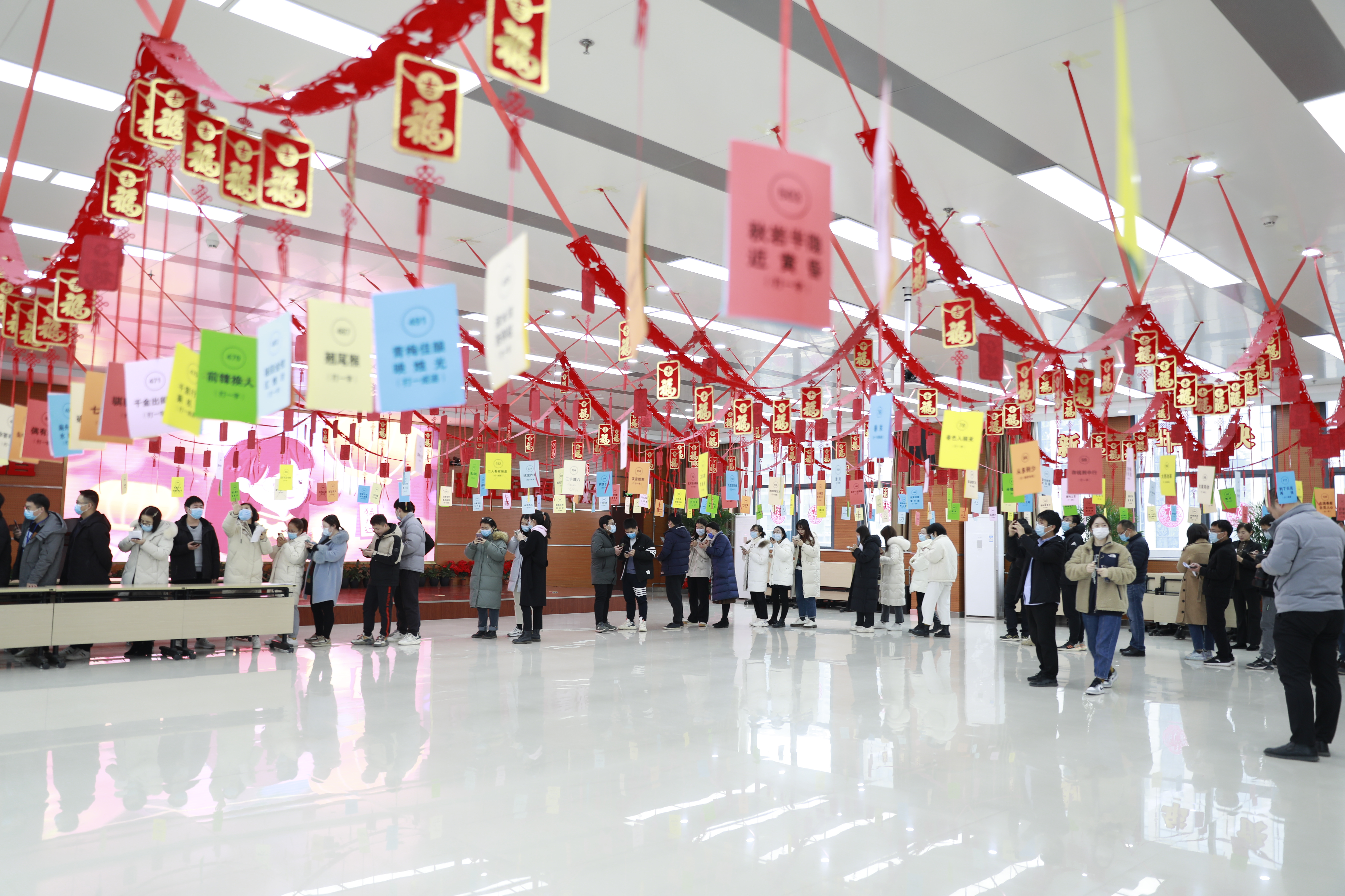 公司开展元宵节猜灯谜活动