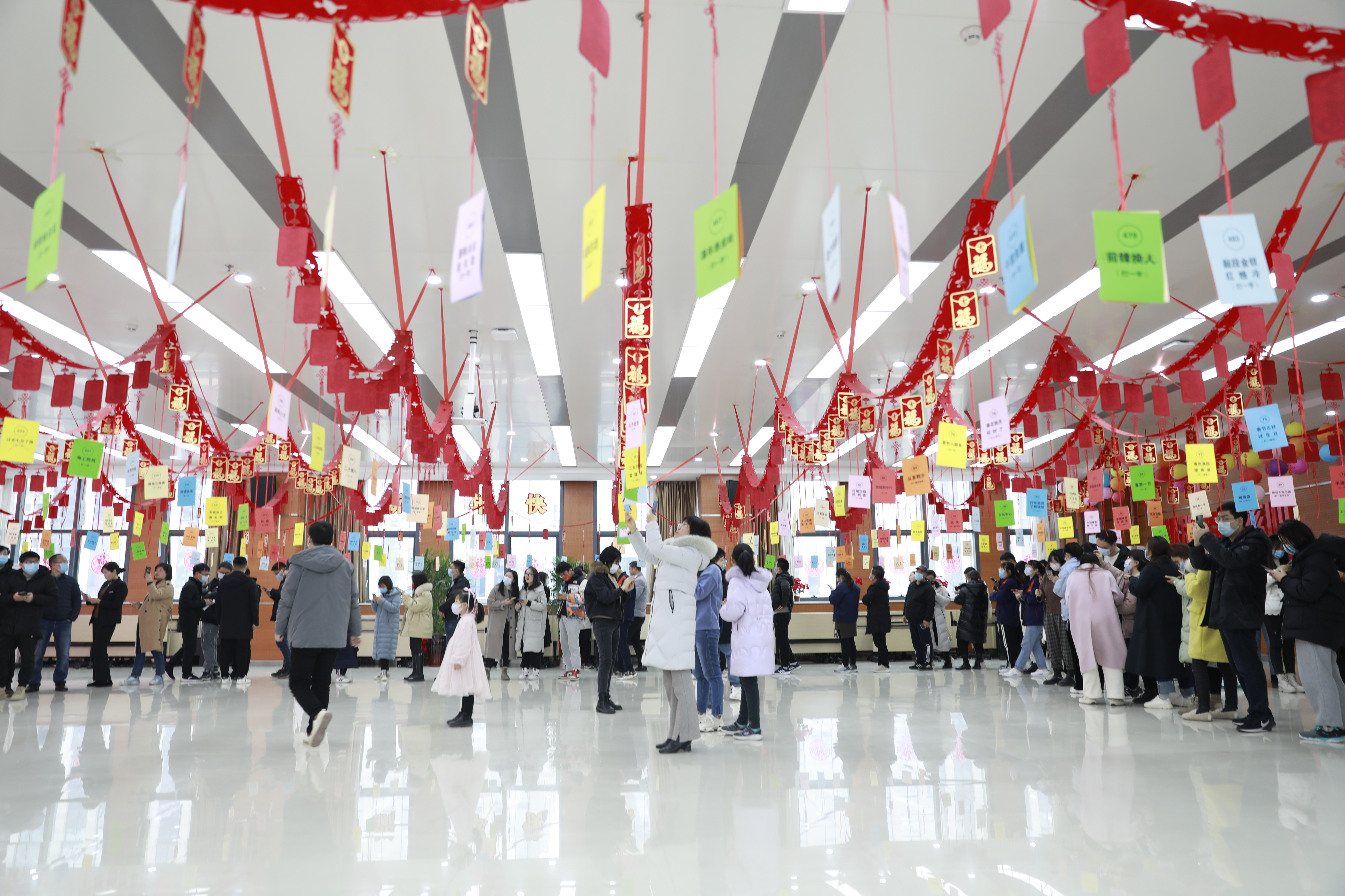 公司开展元宵节猜灯谜活动