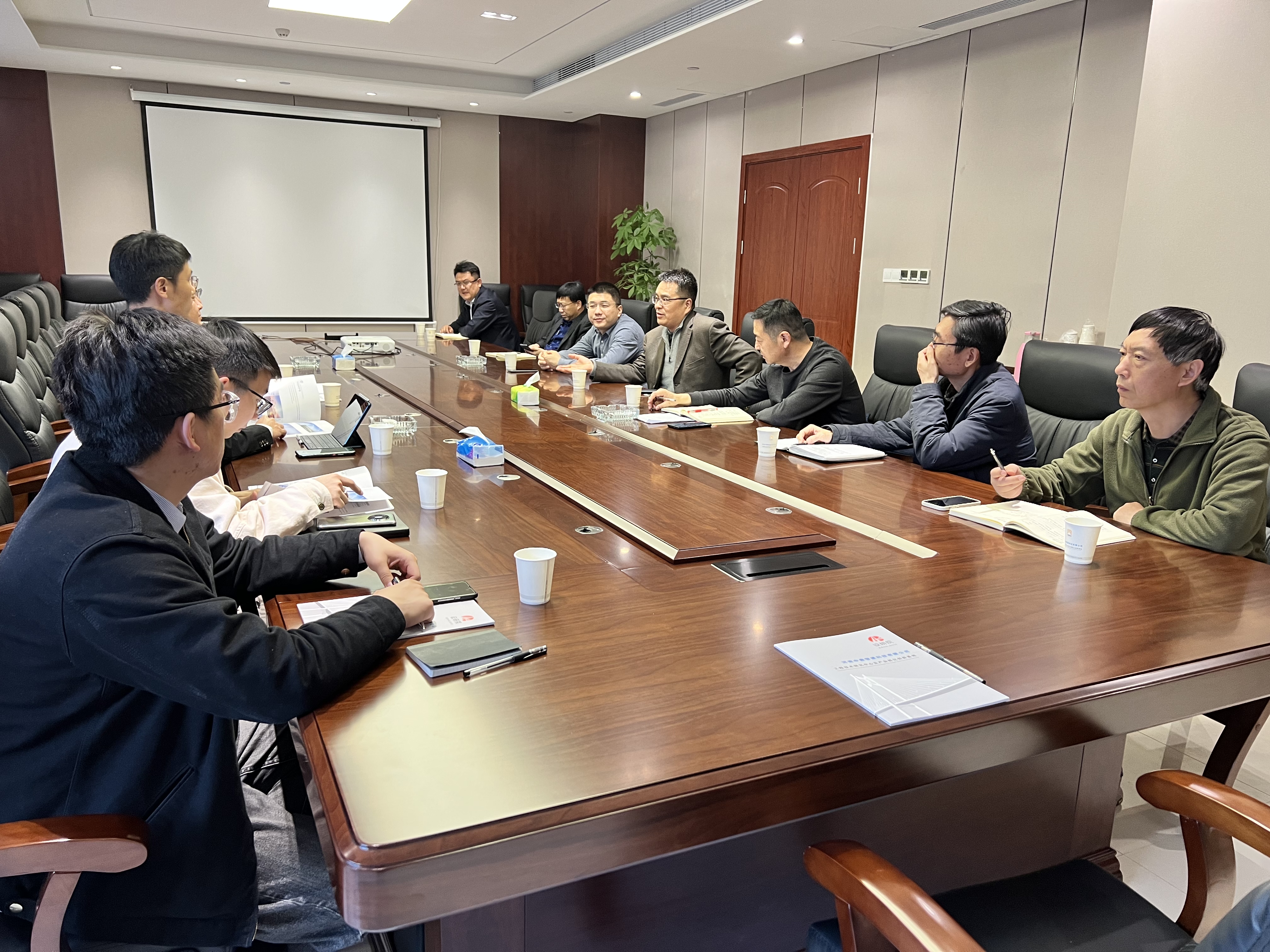 上海城建集团中原区域总部副总经理梁怀柱一行莅临河南中鼎智建科技有限公司调研座谈