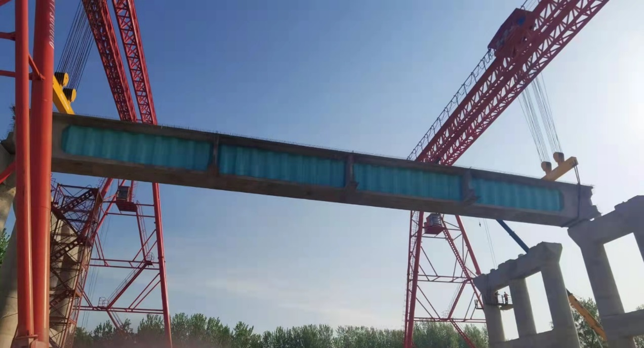 省道304濮阳白堽黄河公路大桥波形钢腹板箱梁首片梁成功架设