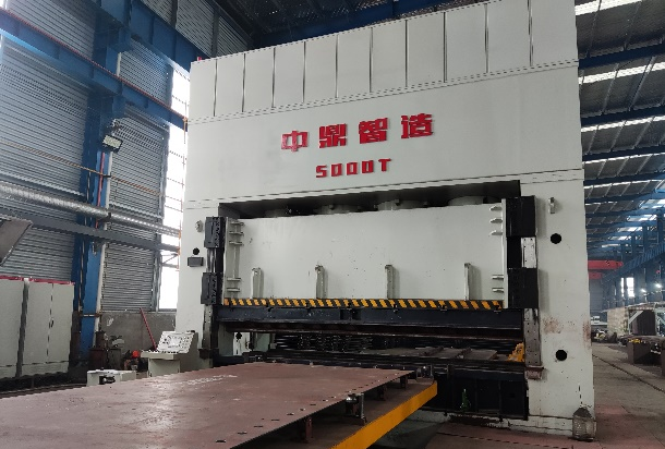 省道304濮阳白堽黄河公路大桥波形钢腹板箱梁首片梁成功架设