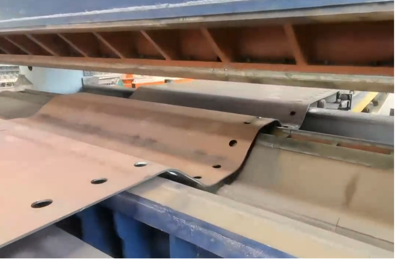 省道304濮阳白堽黄河公路大桥波形钢腹板箱梁首片梁成功架设