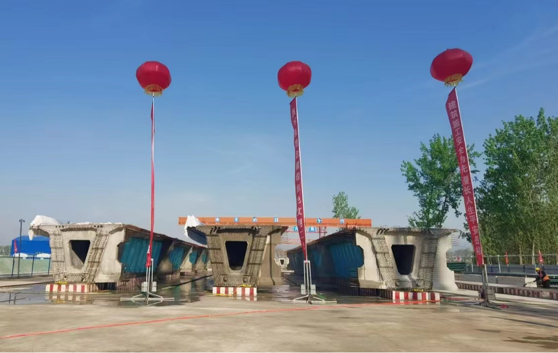 省道304濮阳白堽黄河公路大桥波形钢腹板箱梁首片梁成功架设