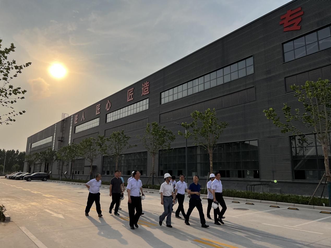 常兴文董事长一行与原阳县人民政府郭新杰县长莅临中鼎智建公司检查指导工作