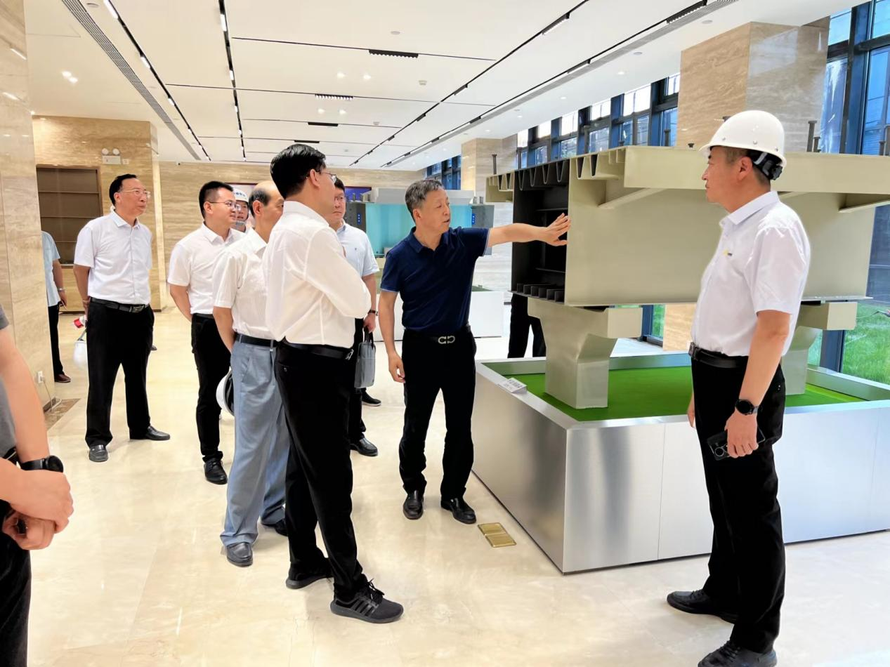 常兴文董事长一行与原阳县人民政府郭新杰县长莅临中鼎智建公司检查指导工作