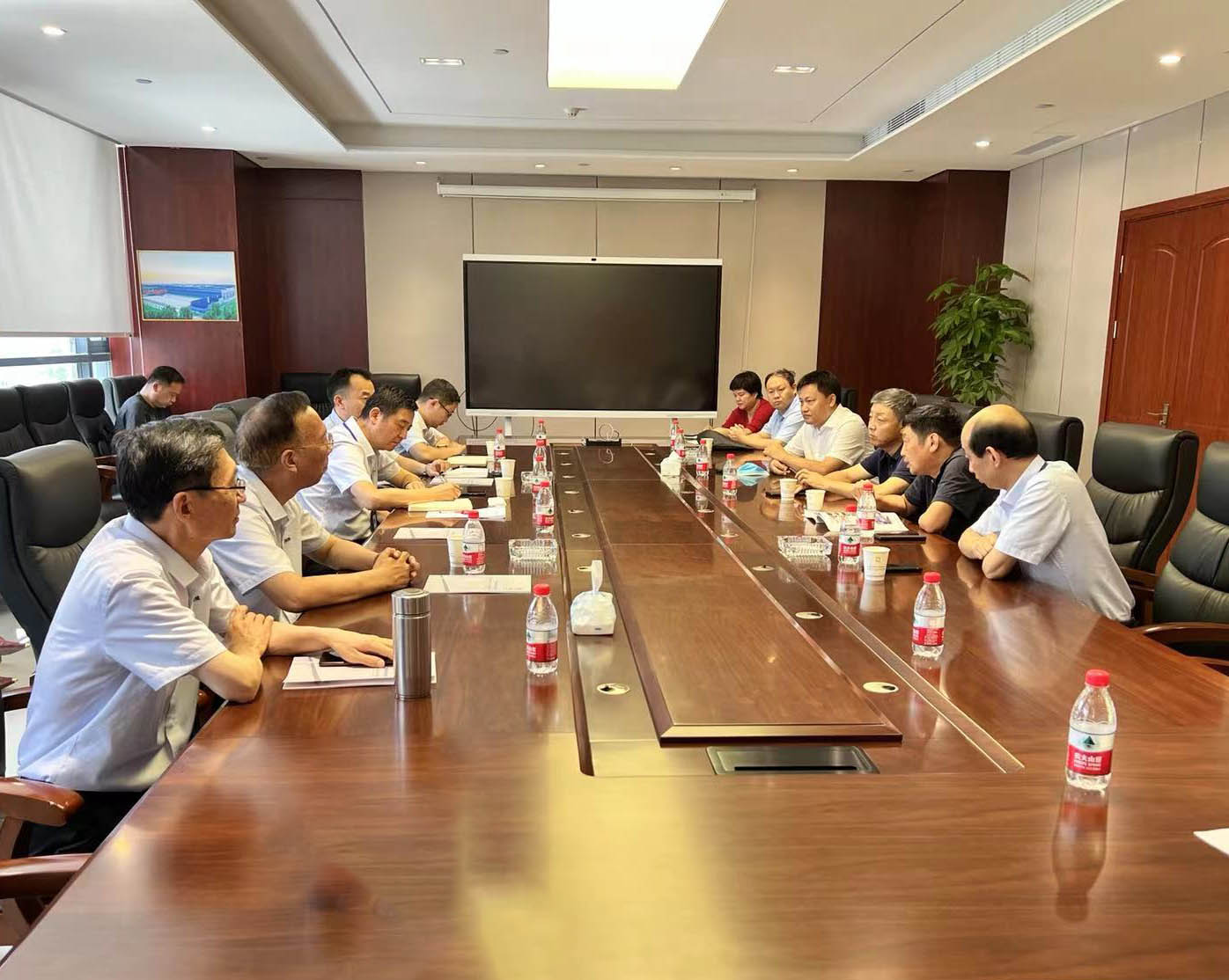 河南省公路学会秘书长王春江、河南省机场集团工程建设指挥部常务副指挥长姬同庚一行领导莅临河南中鼎智建科技有限公司考察调研