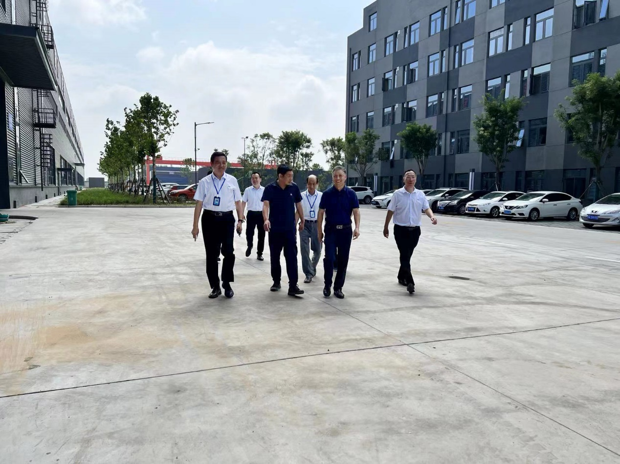 河南省公路学会秘书长王春江、河南省机场集团工程建设指挥部常务副指挥长姬同庚一行领导莅临河南中鼎智建科技有限公司考察调研