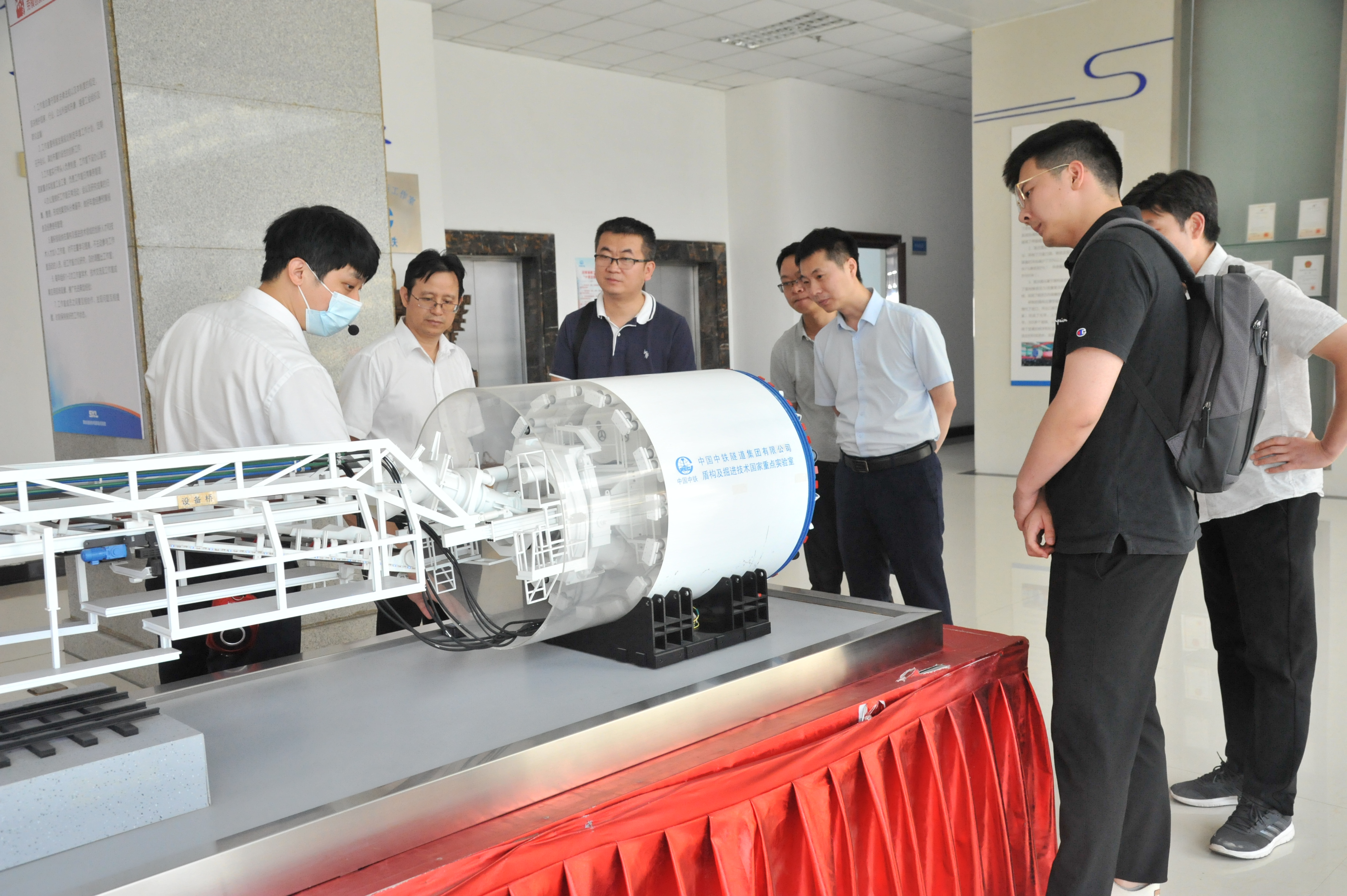 公司副总经理付大喜带队赴盾构及掘进技术国家重点实验室交流座谈