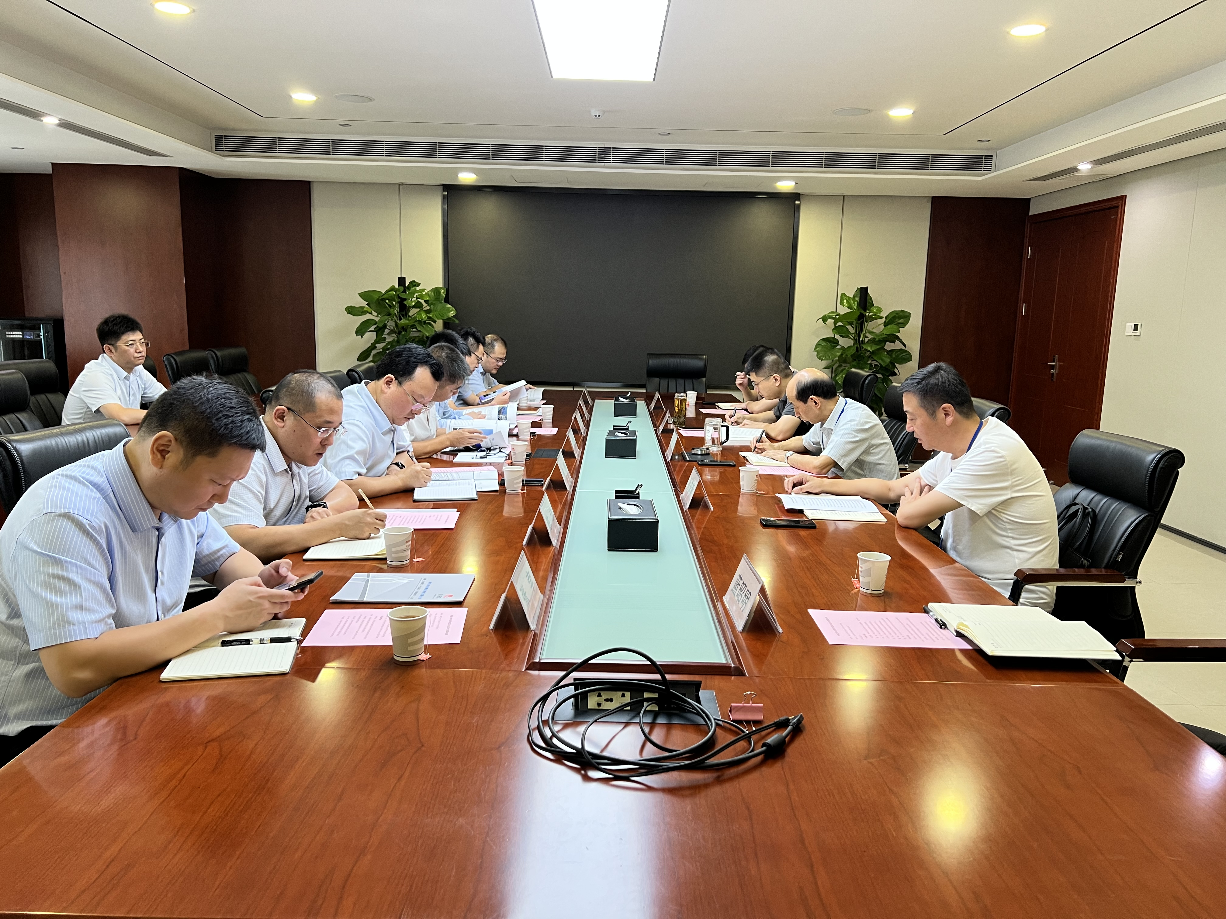 中铁九桥工程有限公司董事长王员根一行来公司 交流座谈，并前往中鼎智建考察调研