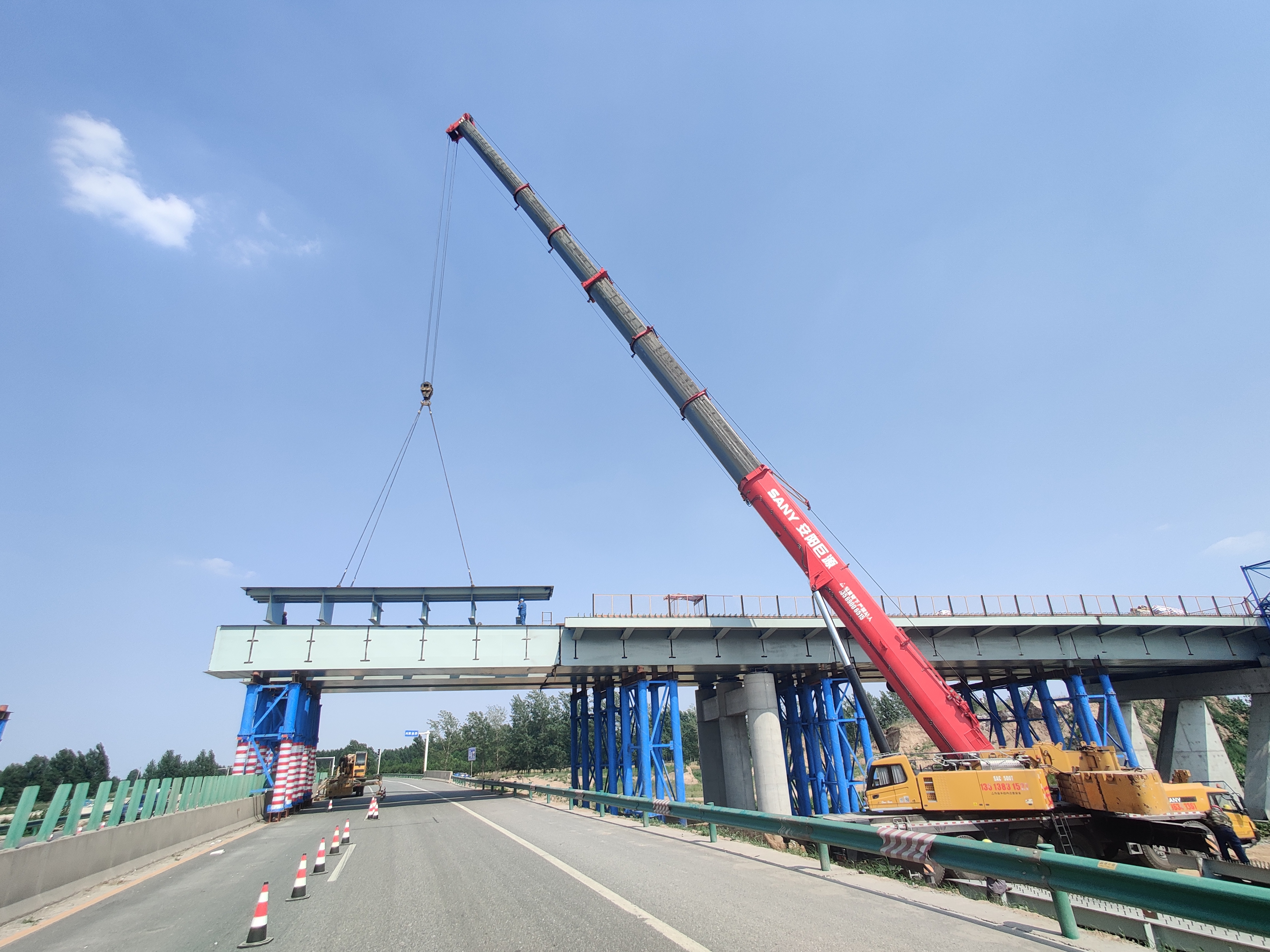 由河南中鼎智建科技有限公司承建的安罗一标项目辛村互通钢箱梁项目顺利合龙