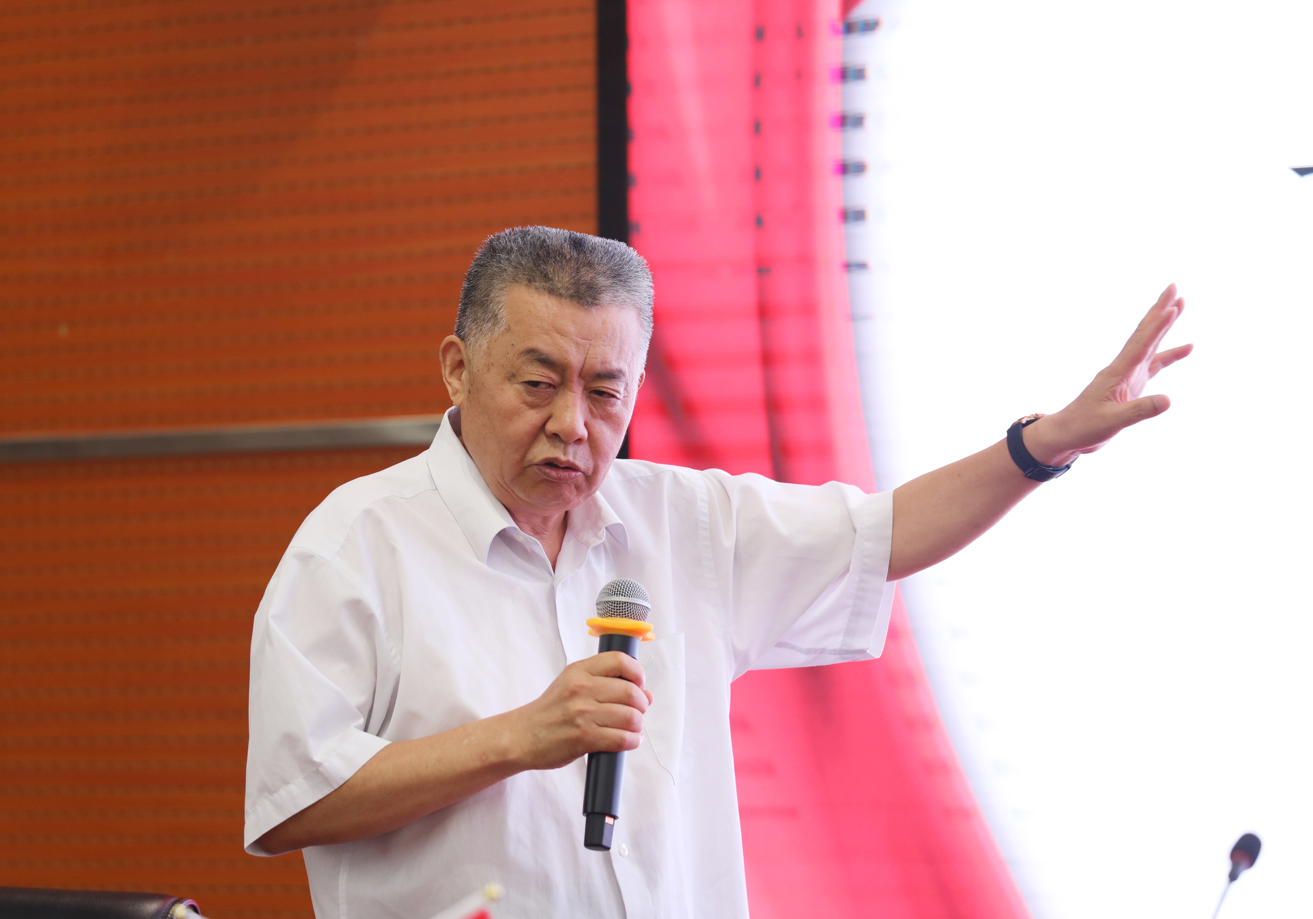 公司召开主题教育专题党课暨“七一”表彰会议