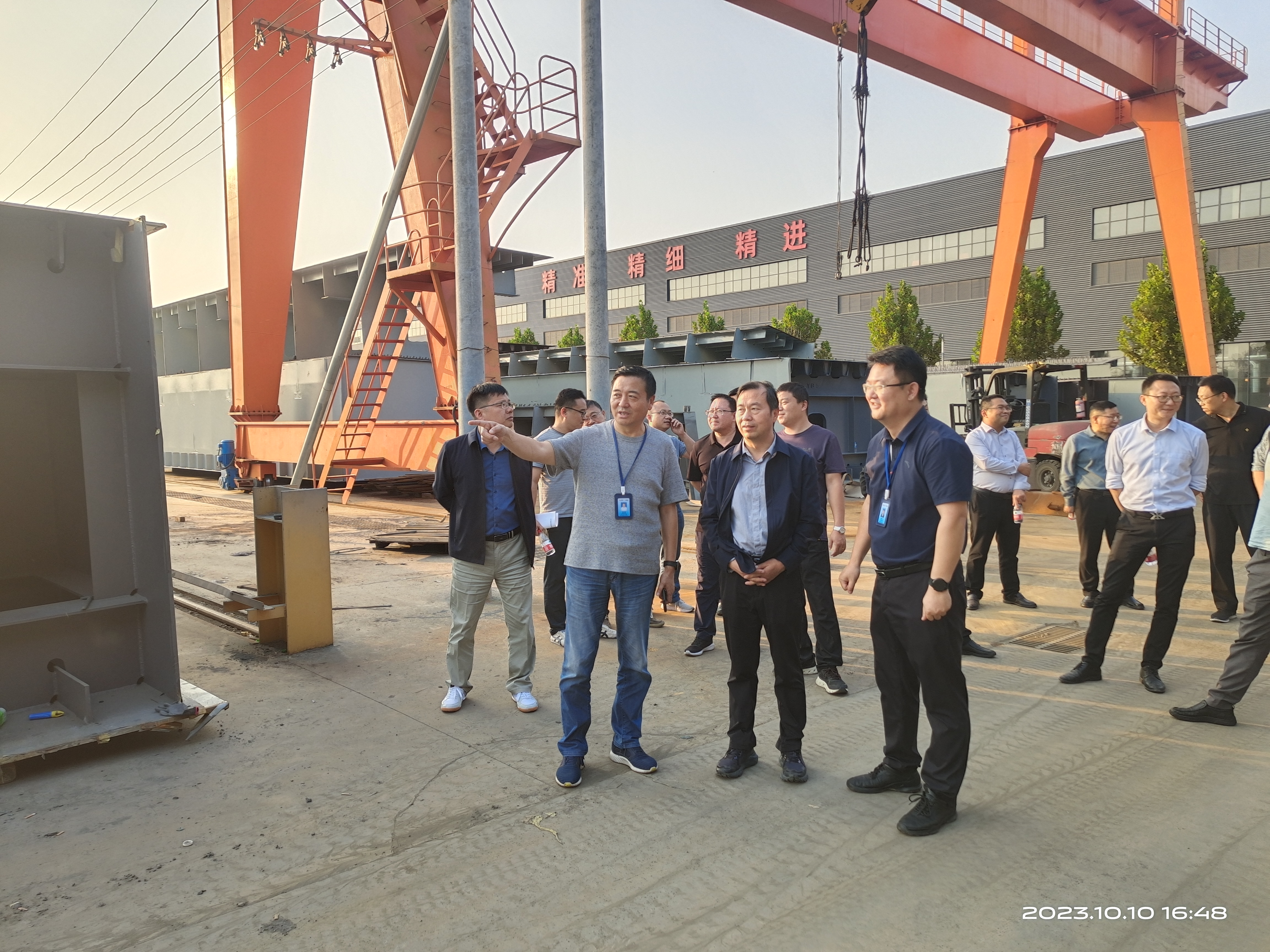 郑州路桥建设投资集团有限公司总工、郑州京港国道快速化管理发展有限公司总经理张志友一行莅临河南中鼎智建科技有限公司调研指导